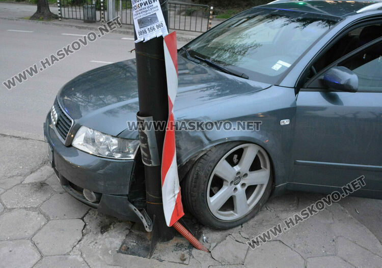 Водач на „Ауди“ разби светофар на бул. „Раковски“ в Хасково