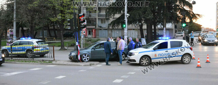 Водач на „Ауди“ разби светофар на бул. „Раковски“ в Хасково