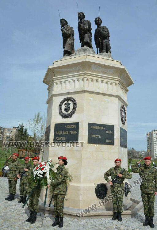Хасково се преклони пред подвига на Десети Родопски полк и жертвите от погрома над тракийските бежанци