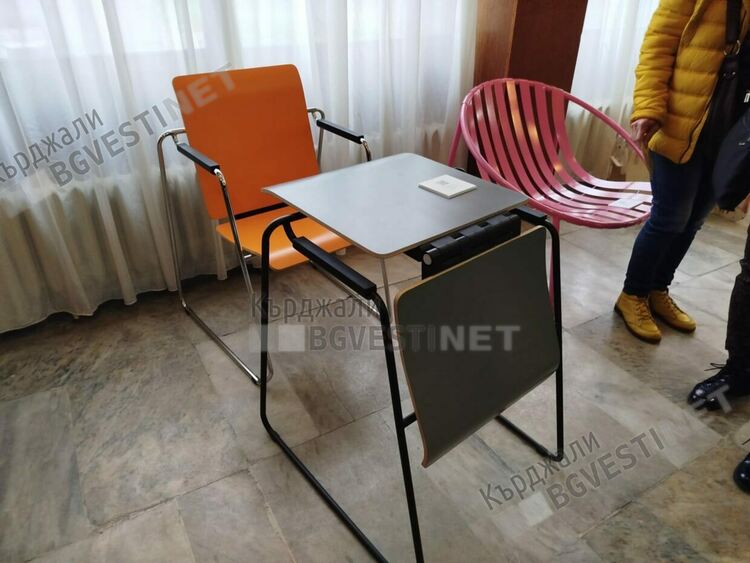 Във фоайето на театъра в Кърджали представиха изложбата „Мисия български дизайн“ 