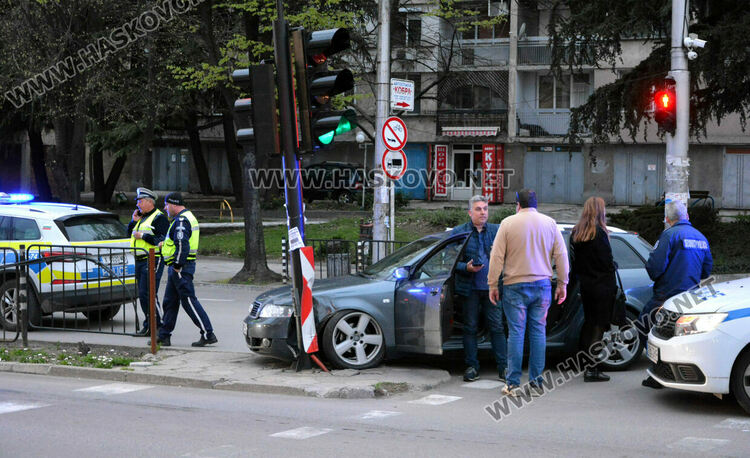Водач на „Ауди“ разби светофар на бул. „Раковски“ в Хасково