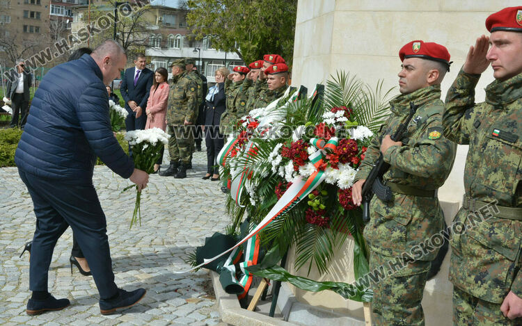 Хасково се преклони пред подвига на Десети Родопски полк и жертвите от погрома над тракийските бежанци
