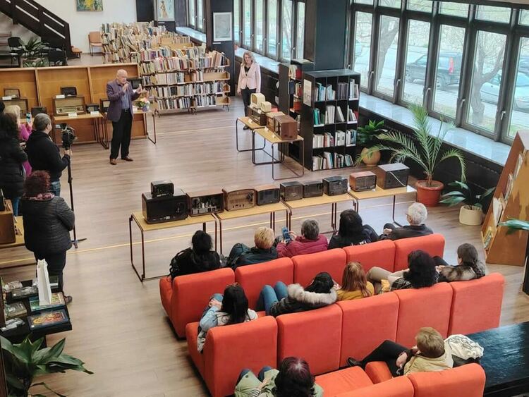 Първата по рода си изложба на ретро радиоапарати бе открита  в Регионална библиотека „Николай Вранчев“ в Смолян