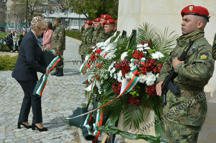 Хасково се преклони пред подвига на Десети Родопски полк и жертвите от погрома над тракийските бежанци