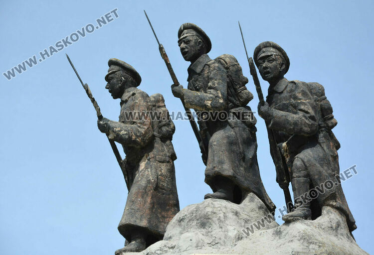 Хасково се преклони пред подвига на Десети Родопски полк и жертвите от погрома над тракийските бежанци