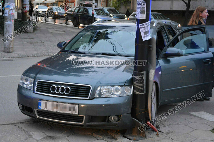 Водач на „Ауди“ разби светофар на бул. „Раковски“ в Хасково