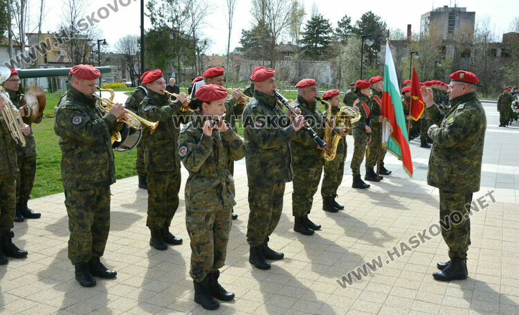 Хасково се преклони пред подвига на Десети Родопски полк и жертвите от погрома над тракийските бежанци