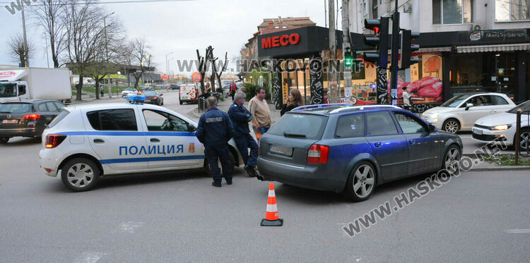 Водач на „Ауди“ разби светофар на бул. „Раковски“ в Хасково