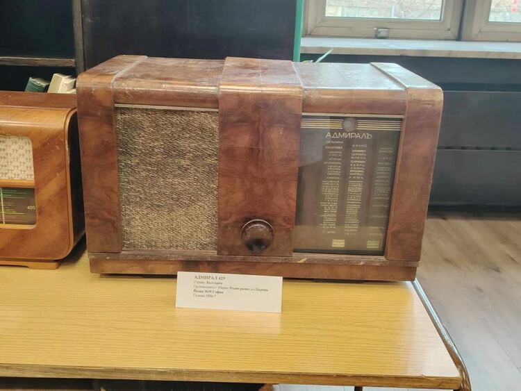 Първата по рода си изложба на ретро радиоапарати бе открита  в Регионална библиотека „Николай Вранчев“ в Смолян