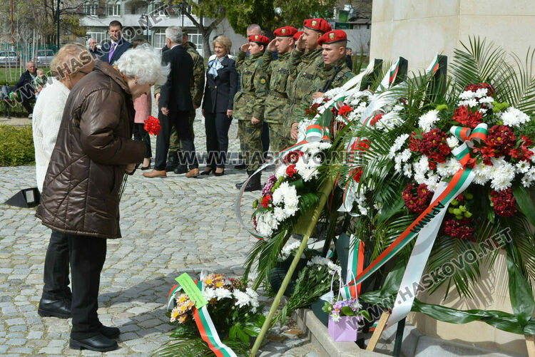 Хасково се преклони пред подвига на Десети Родопски полк и жертвите от погрома над тракийските бежанци