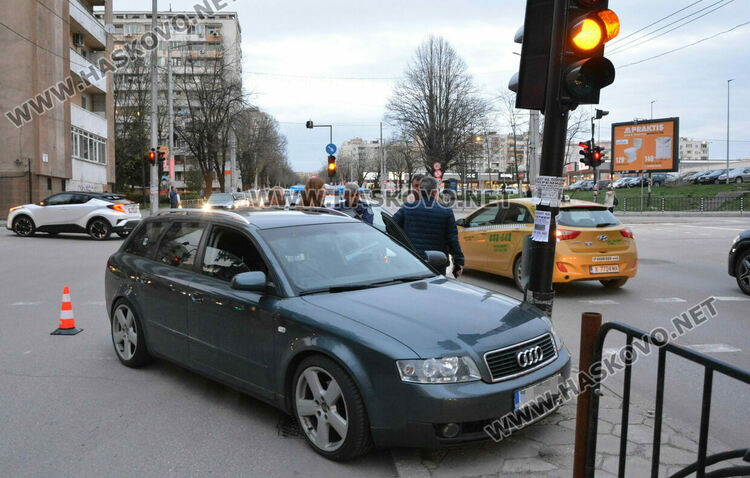 Водач на „Ауди“ разби светофар на бул. „Раковски“ в Хасково