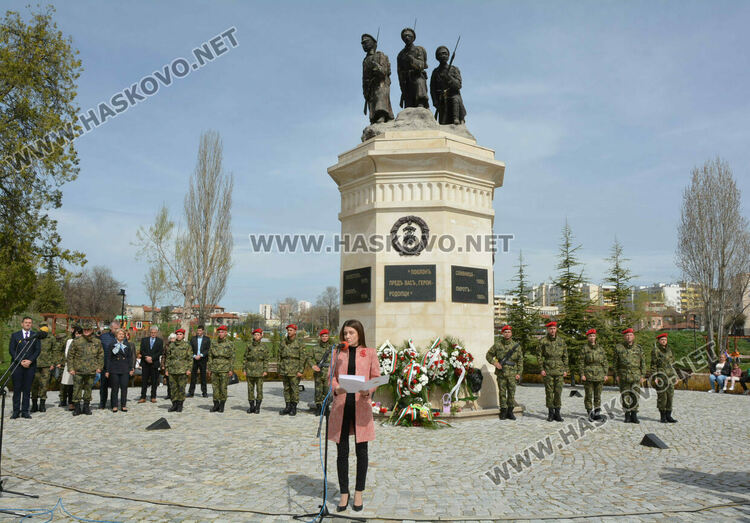 Хасково се преклони пред подвига на Десети Родопски полк и жертвите от погрома над тракийските бежанци