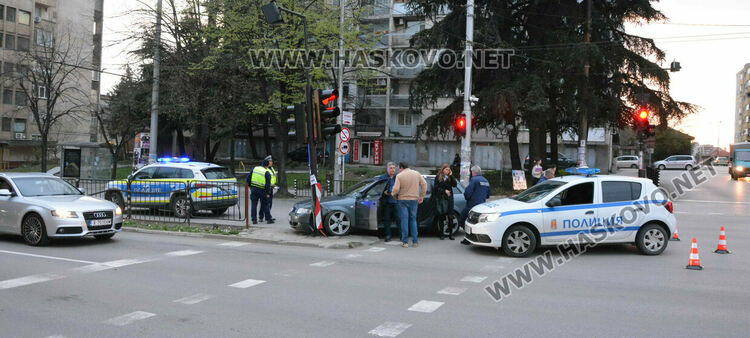 Водач на „Ауди“ разби светофар на бул. „Раковски“ в Хасково