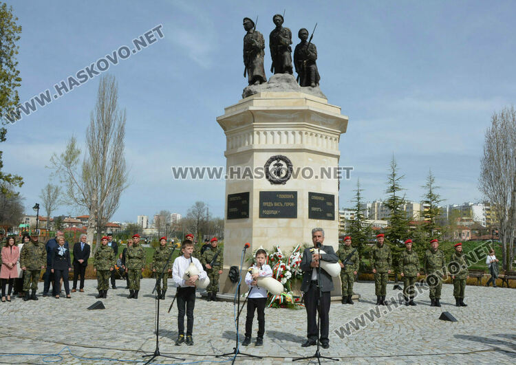 Хасково се преклони пред подвига на Десети Родопски полк и жертвите от погрома над тракийските бежанци