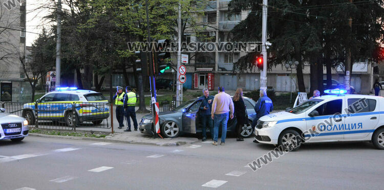 Водач на „Ауди“ разби светофар на бул. „Раковски“ в Хасково