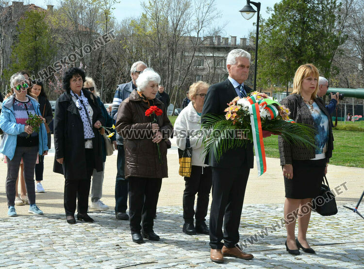 Хасково се преклони пред подвига на Десети Родопски полк и жертвите от погрома над тракийските бежанци