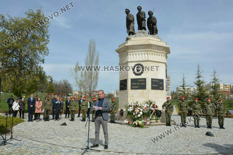 Хасково се преклони пред подвига на Десети Родопски полк и жертвите от погрома над тракийските бежанци