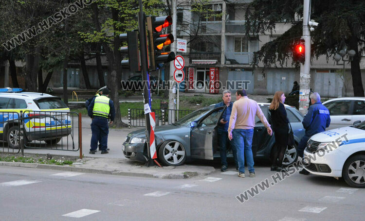 Водач на „Ауди“ разби светофар на бул. „Раковски“ в Хасково