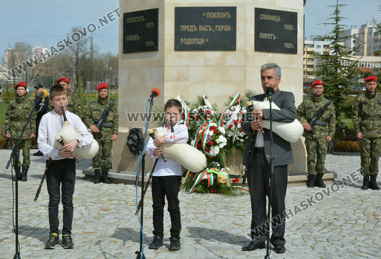 Хасково се преклони пред подвига на Десети Родопски полк и жертвите от погрома над тракийските бежанци