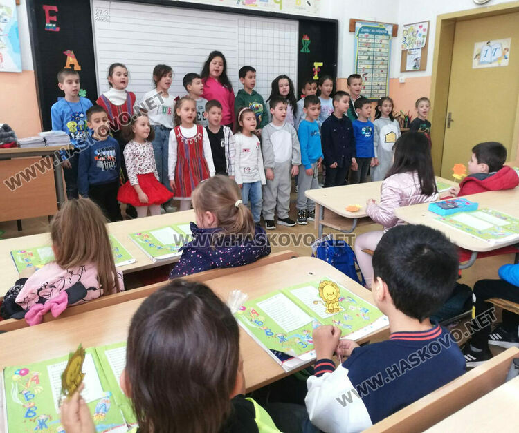 Ученици от „Христо Смирненски“ с драматизация Дядо и ряпа пред деца от „Щурче“