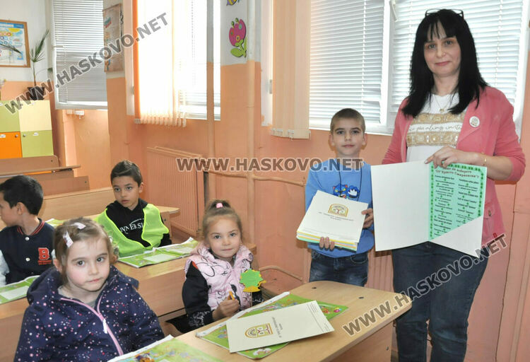 Ученици от „Христо Смирненски“ с драматизация Дядо и ряпа пред деца от „Щурче“