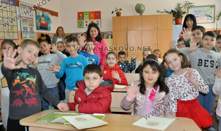 Ученици от „Христо Смирненски“ с драматизация Дядо и ряпа пред деца от „Щурче“