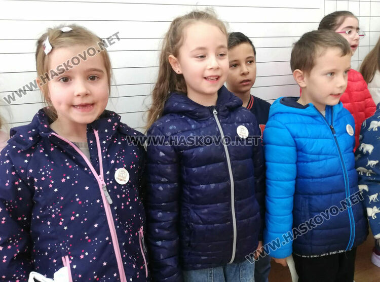 Ученици от „Христо Смирненски“ с драматизация Дядо и ряпа пред деца от „Щурче“