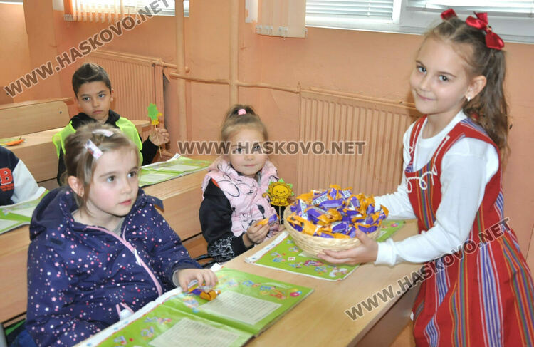 Ученици от „Христо Смирненски“ с драматизация Дядо и ряпа пред деца от „Щурче“