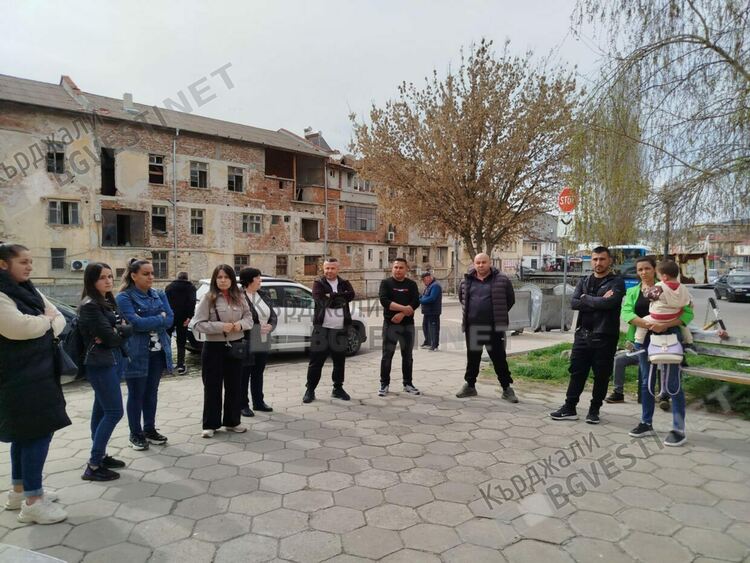 Майки протестират пред НОИ – Кърджали. Питат защо трябва да връщат хиляди левове от майчинства