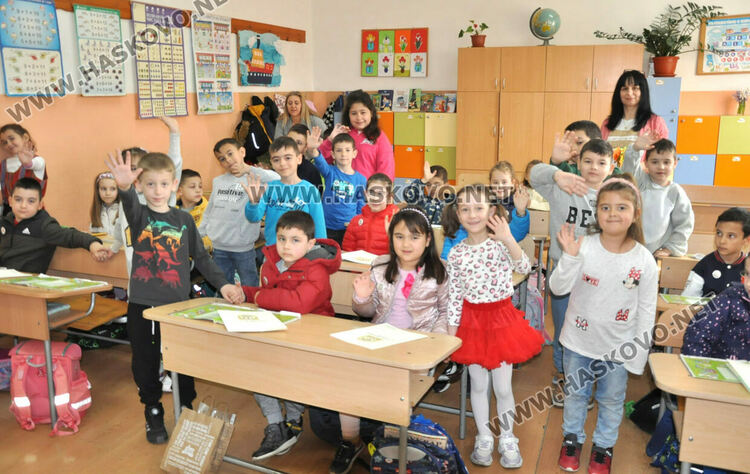 Ученици от „Христо Смирненски“ с драматизация Дядо и ряпа пред деца от „Щурче“