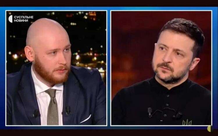 Зеленски в момента е в Париж за срещата под егидата на Макрон за Украйна. Кадър от интервюто. Естонски журналист му задава въпрос. Общо журналистите са четирима