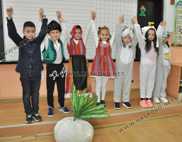 Ученици от „Христо Смирненски“ с драматизация Дядо и ряпа пред деца от „Щурче“