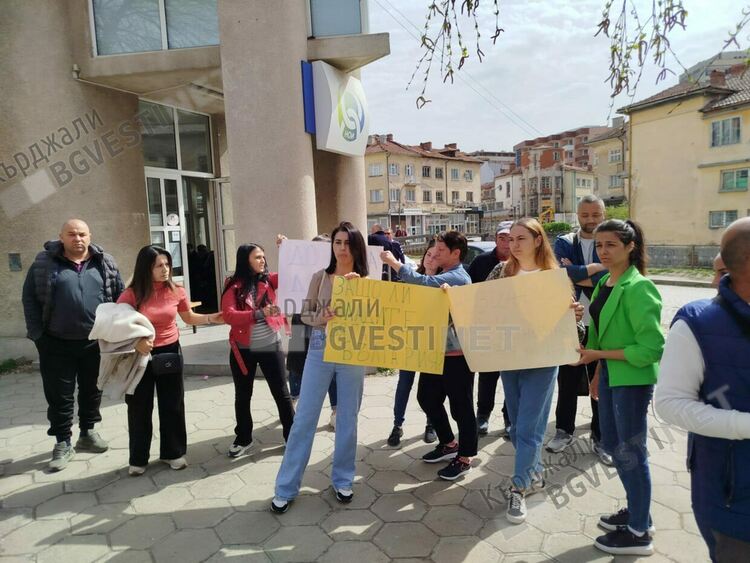 Майки протестират пред НОИ – Кърджали. Питат защо трябва да връщат хиляди левове от майчинства