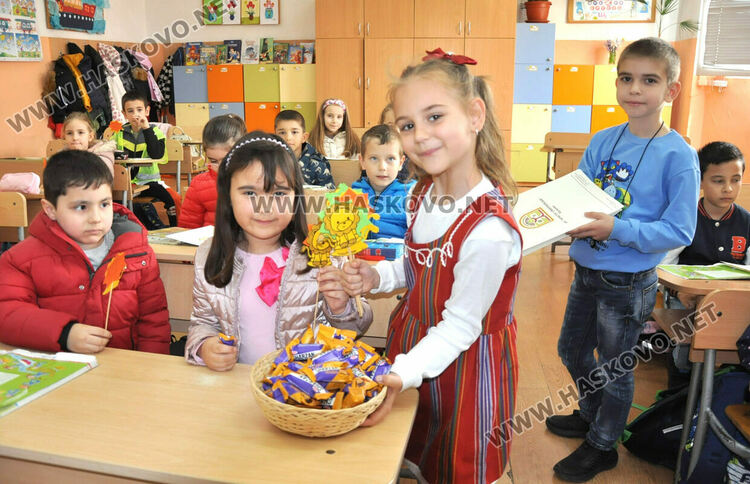 Ученици от „Христо Смирненски“ с драматизация Дядо и ряпа пред деца от „Щурче“