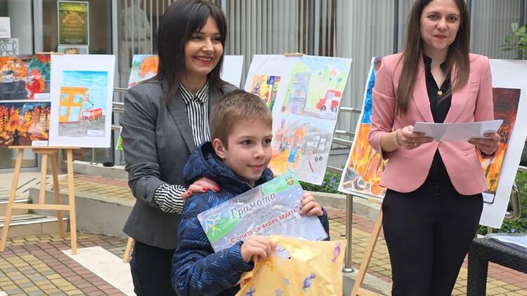 Наградиха победителите в конкурса "С очите си видях бедата"