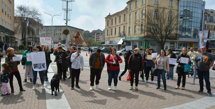 Десетки излязоха на протест срещу насилието над животни в Хасково