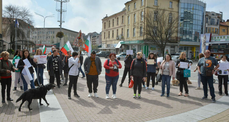 Десетки излязоха на протест срещу насилието над животни в Хасково