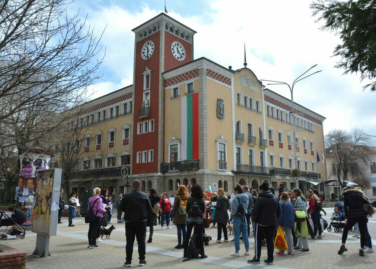 Десетки излязоха на протест срещу насилието над животни в Хасково