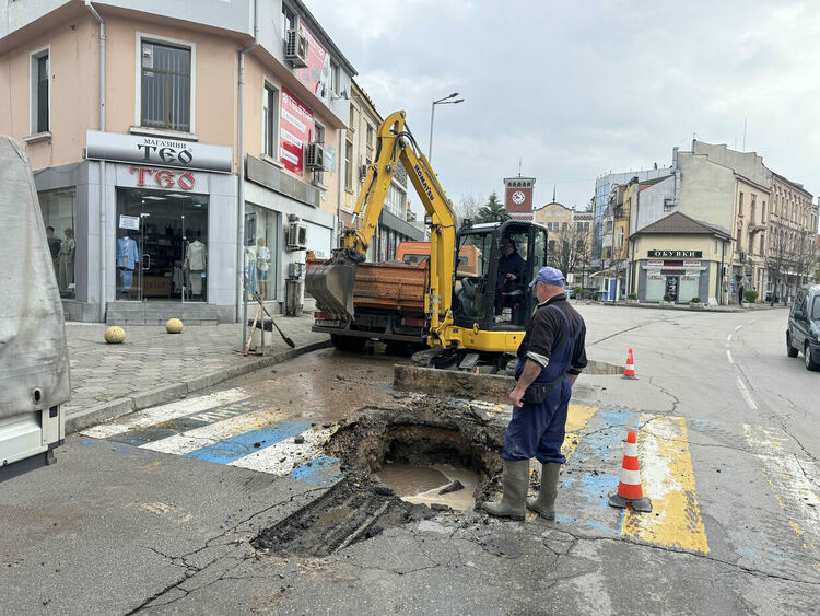 ВиК авария в центъра на Хасково