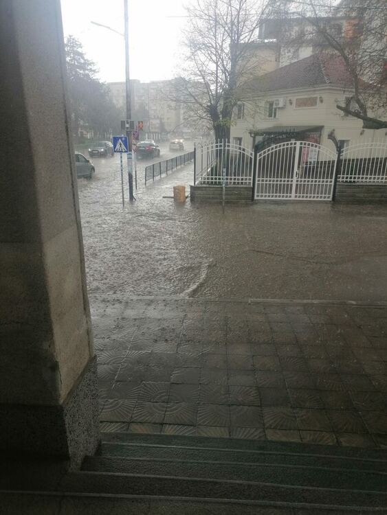 Проливният дъжд вчера наводни приземно помещение в ДГ "Дружба"