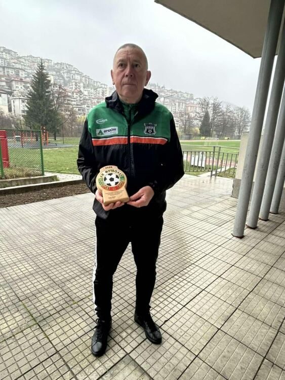 Треньорът на „Родопа“ Звезделин Чаушев с почетен плакет от БФС за принос към футбола