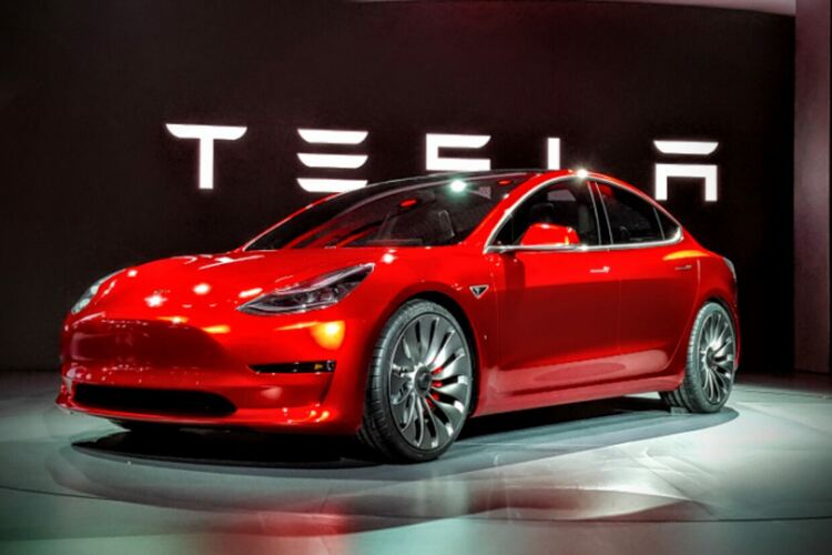 Кошмарно тримесечие за Tesla. Доставките на електромобили паднаха до нивата от 2022 година