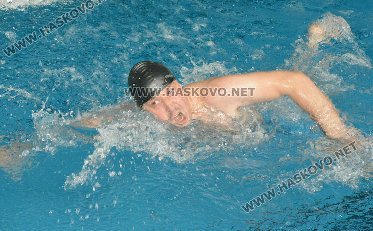 17 мъже издържаха практическия изпит пред БЧК за спасители 