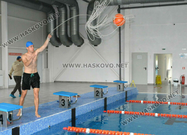 17 мъже издържаха практическия изпит пред БЧК за спасители 