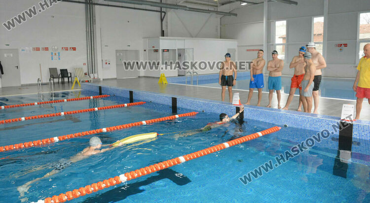 17 мъже издържаха практическия изпит пред БЧК за спасители 