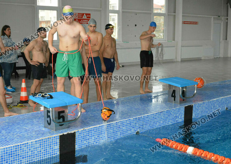 17 мъже издържаха практическия изпит пред БЧК за спасители 