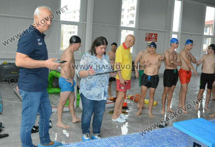 17 мъже издържаха практическия изпит пред БЧК за спасители 