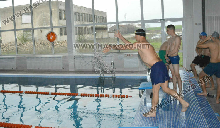 17 мъже издържаха практическия изпит пред БЧК за спасители 