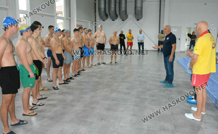 17 мъже издържаха практическия изпит пред БЧК за спасители 