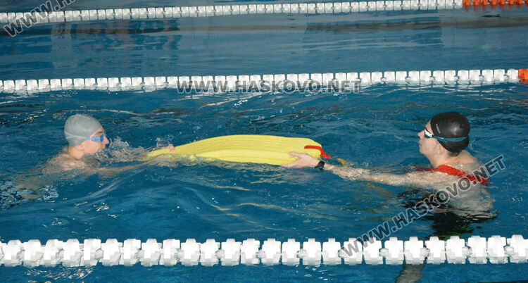 17 мъже издържаха практическия изпит пред БЧК за спасители 